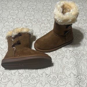 Girls size 13Y fur boots, never been worn.